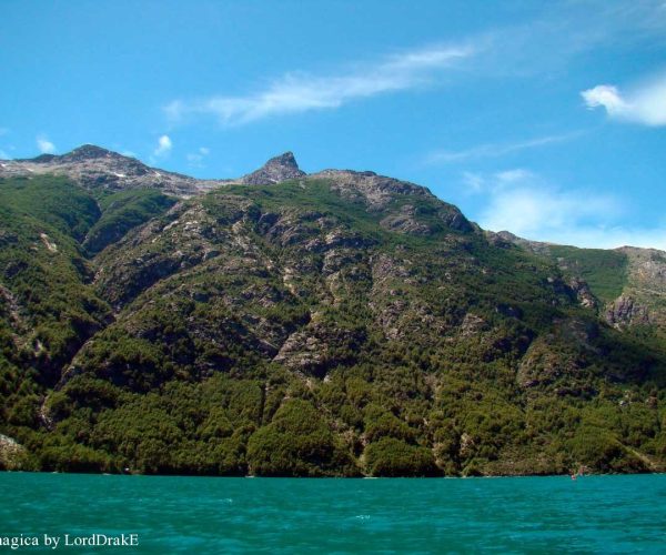 9-Travesia-en-Kayak-al-Lago-Espolon-enormes-cerros